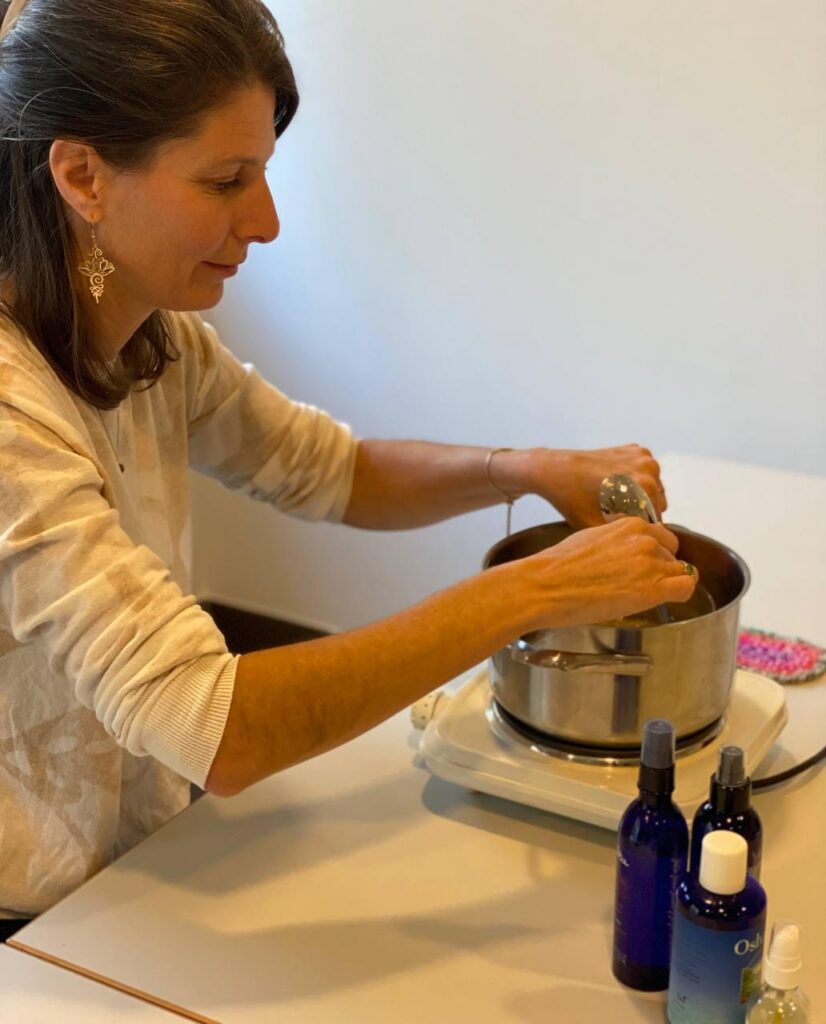 Céline Bonvin en train de préparer des huiles essentielles dans une casserole