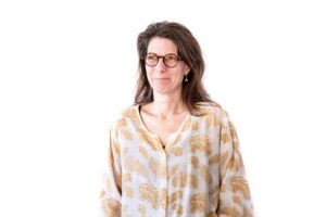Celine Bonvin - portrait dans son cabinet de thérapeute à Nyon